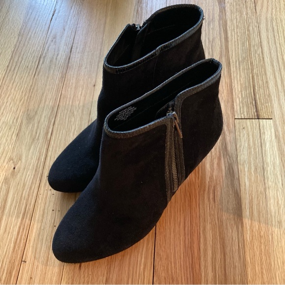 EUC Anne Klein black suede ankle boots size 9. Side zipper. - Picture 4 of 15